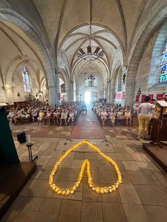 les enfants de l��cole Ste Jeanne d�arc c�l�brant l�arriv�e 
du pape L�on dans l��glise de Neuill� Pont Pierre !
