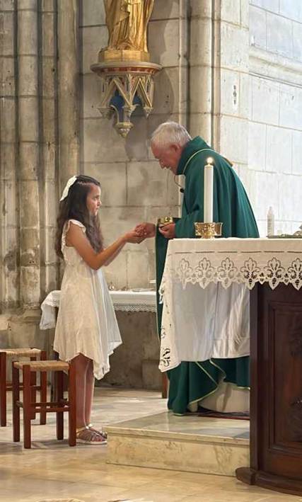 Dimanche 21 juin � 1�re Communion de Pauline accompagn�e par Odile Canon