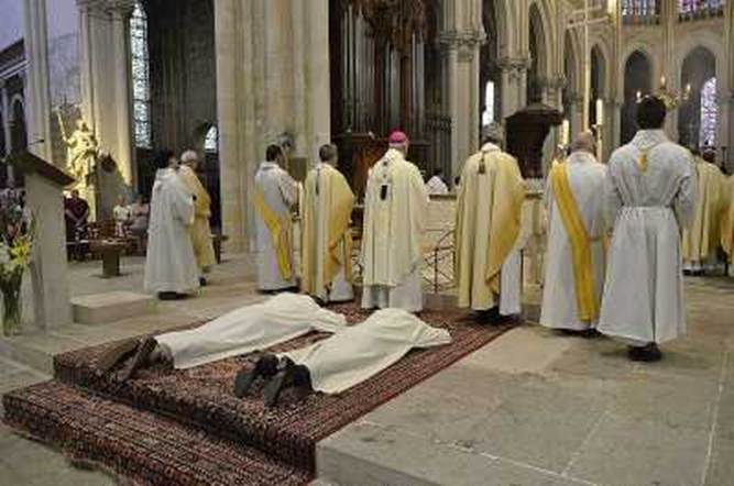 Martin Chatagnon et Bruno Mouclier ont �t� ordonn�s par Mgr Jordy dimanche 28 juin en la cath�drale de Tours.